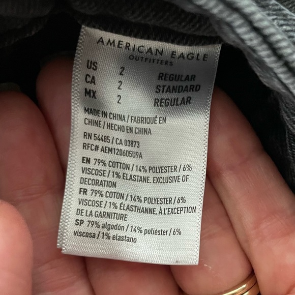 American Eagle Outfitters Women’s Black washed Mom Jeans Size 2 Regular Stretch - Picture 3 of 11